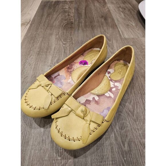 Born size 8.5 Women's Leather green flats - Picture 1 of 7